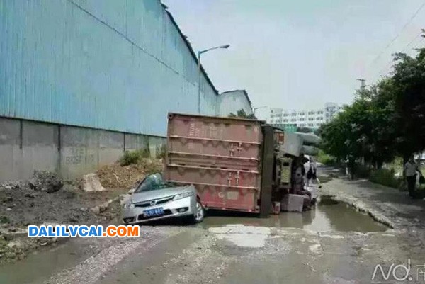 小汽車被側(cè)翻大貨車壓扁，女司機(jī)不在車上