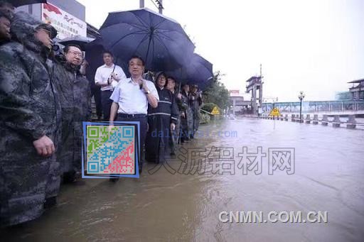 總理親臨湖北武漢地區(qū)救災(zāi)圖片