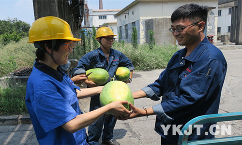 兗礦陽極公司：關(guān)懷到崗位 酷暑送清涼